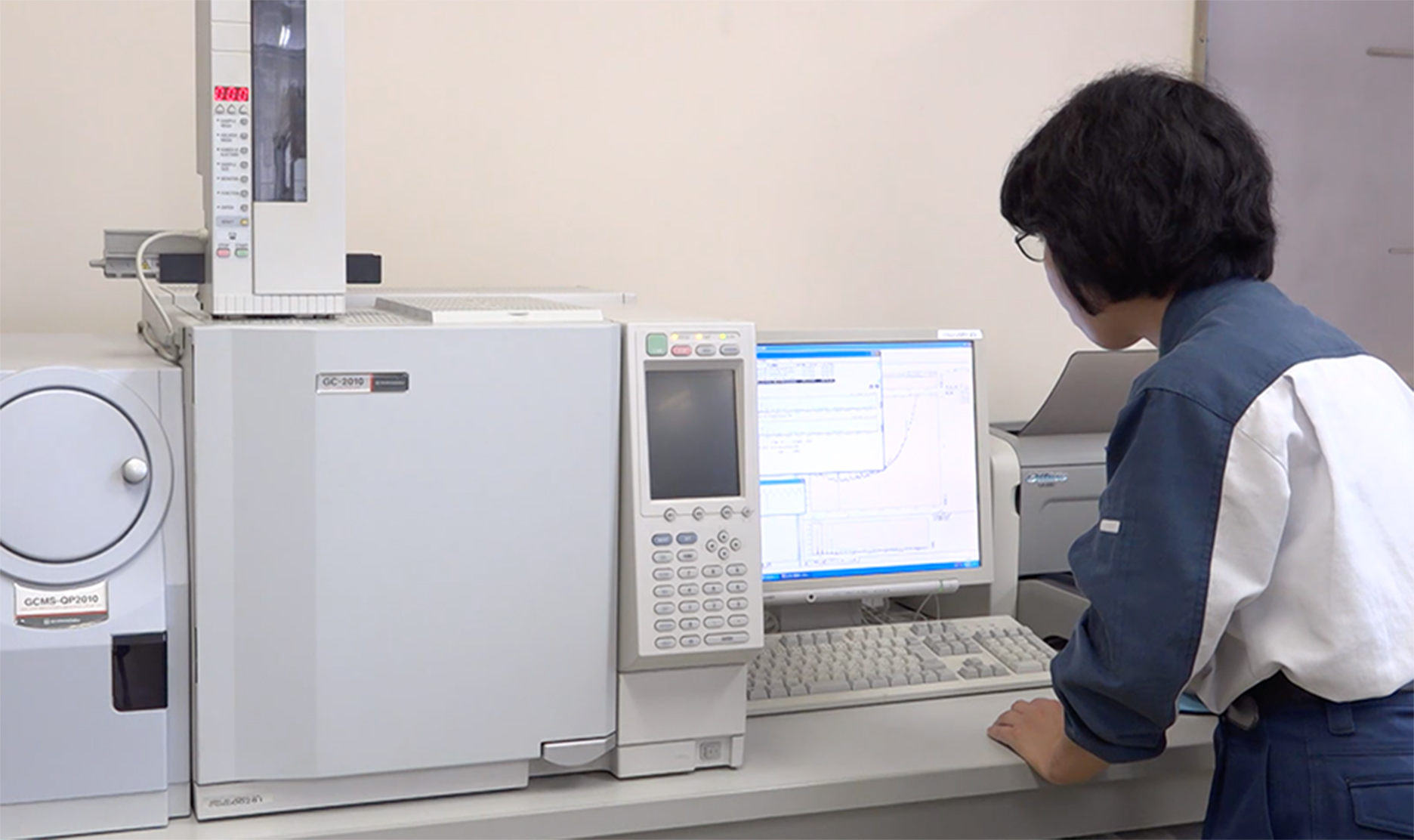 パソコンを操作している写真